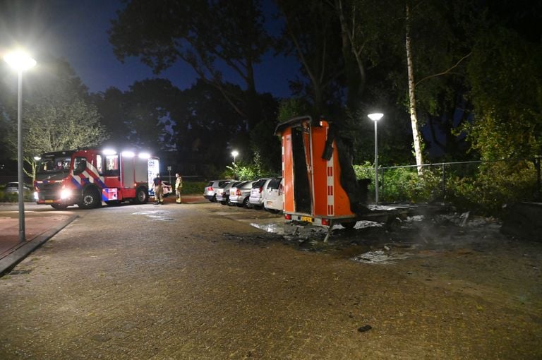 De keet stond op een parkeerplaats bij een flatgebouw aan de Weilustlaan in Breda (foto: Perry Roovers/SQ Vision).