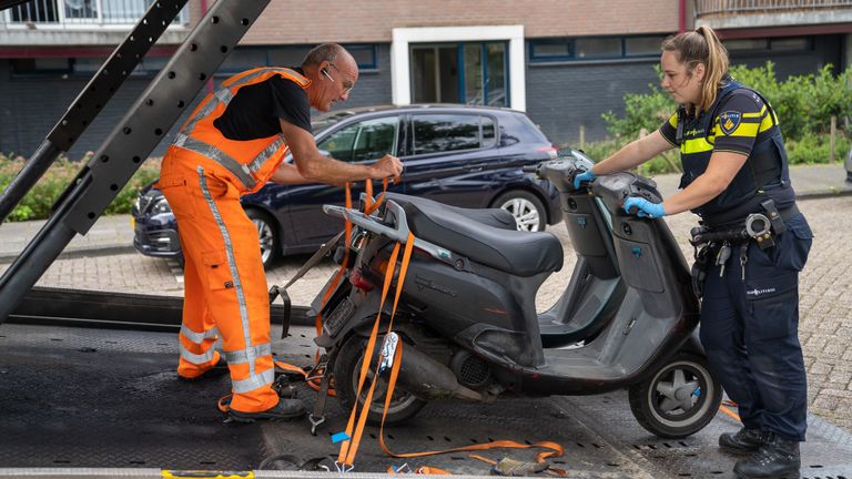 Onder meer scooters werden in beslag genomen (foto: Iwan van Dun/SQ Vision)