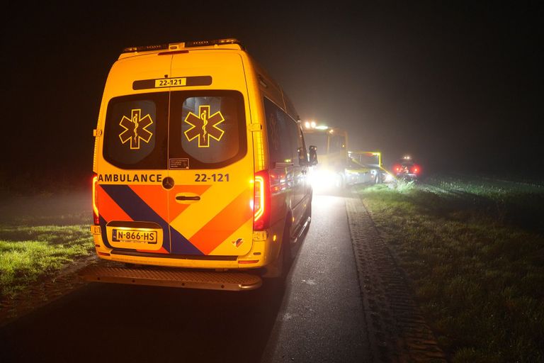 De bestuurder van de auto had last van zijn nek en is naar een ziekenhuis gebracht (foto: WdG/SQ Vision).