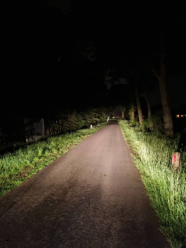 De agenten vonden aan de Ooftweg in Deurne iets anders dan ze verwacht hadden (foto: Facebook politie Helmond).