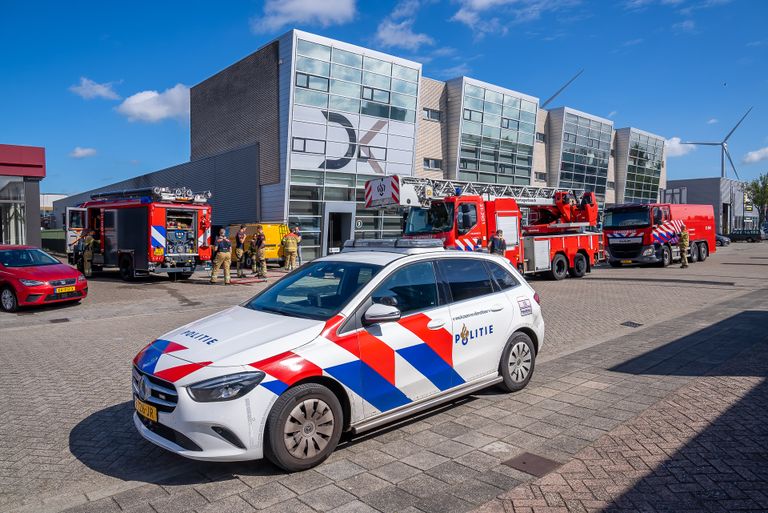 Meerdere hulpverleners rukten uit vanwege de containerbrand in Den Bosch (foto: Iwan van Dun/SQ Vision).