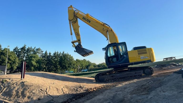 Kraanwerkzaamheden op de piste (foto: De Schans).
