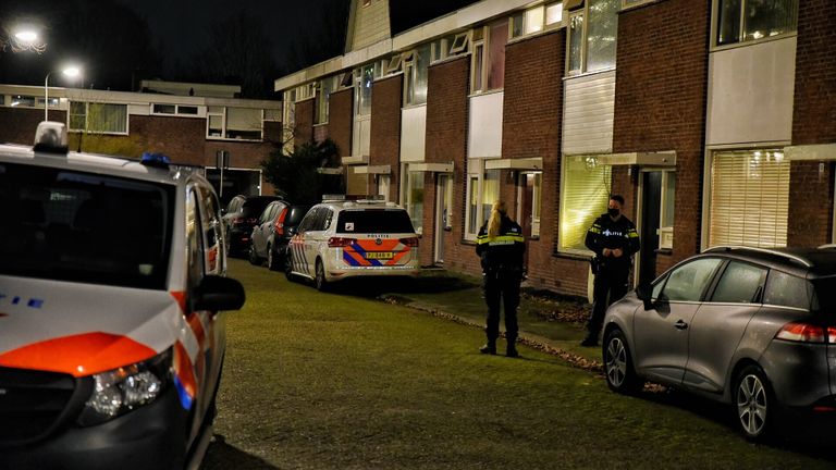 Agenten bezig met onderzoek na de woningoverval (foto: Toby de Kort/SQ Vision Mediaprodukties).