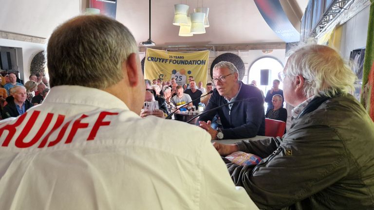 Dick Schoenaker en Peter Boeve halen herinneringen op (foto: Noël van Hooft)