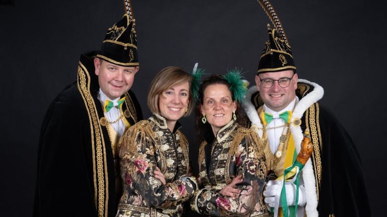 Prins Bram d'n Urste (rechts). Samen met zijn adjudant Stefan Kooijmans en hofdames Marleen Verhoeven en Daisy de la Cousine (foto: Schorsbos).