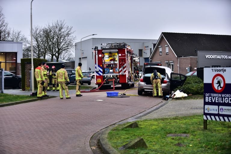 De brandweer onderzoekt de auto die tijdens het rijden vlam vatte in Someren (foto: Johan Bloemers/SQ Vision).