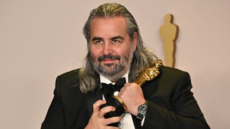 Hoyte van Hoytema met zijn Oscar (foto: ANP 2024/Robyn Beck).