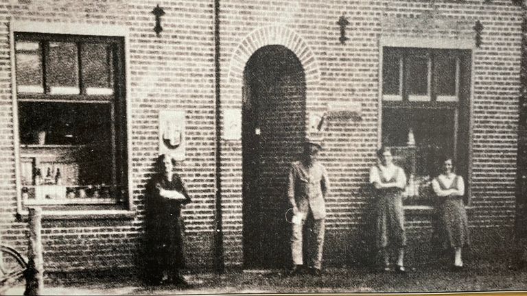 De familie Baltussen voor de winkel in de jaren 40 (Foto: familie Baltussen)