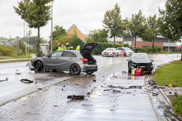 De twee auto's raakten bij de botsing in Roosendaal aanzienlijk beschadigd (foto: Christian Traets/SQ Vision).