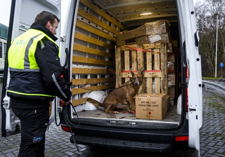 Bestelbus vol vuurwerk (foto: ANP).