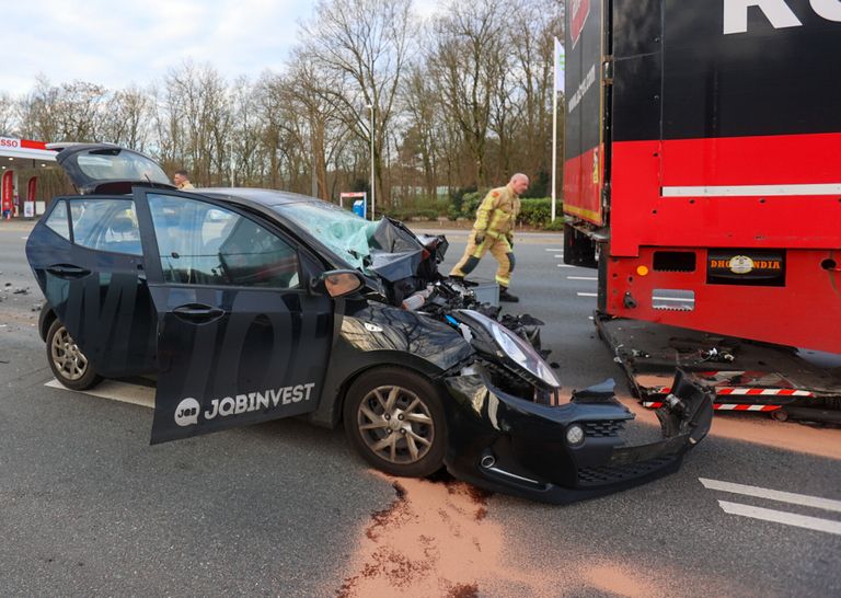 De automobilist reed achterop de vrachtwagen, die stilstond voor een rood stoplicht (foto: Arno van der Linden/SQ Vision).