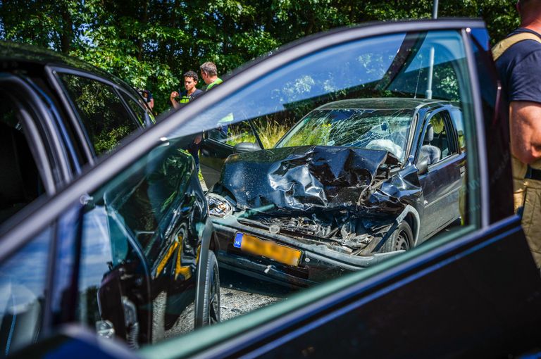 De schade aan de auto is groot na de botsing op de N270 bij Nuenen (foto: SQ Vision).