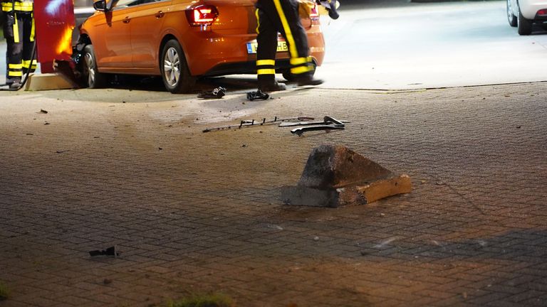 De bestuurder raakte dit betonblok (foto: Jeroen Stuve/SQ Vision).