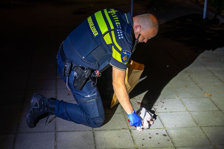 Bloed op het terrein van het Dr. Mollercollege in Waalwijk (foto: Iwan van Dun/SQ Vision).