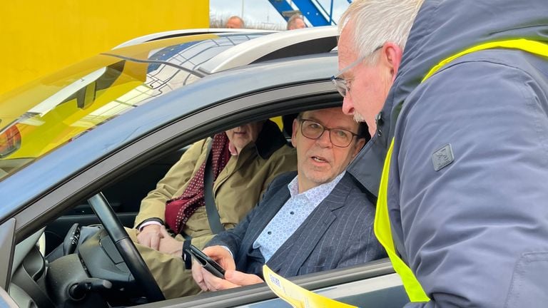 Wethouder Hans Tanis moet als eerste betalen voor een overtocht over de Bergsche Maas.