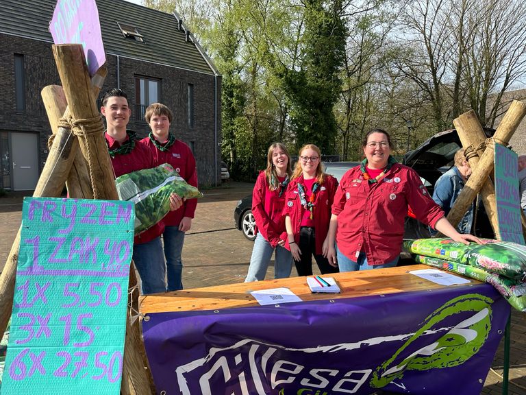 Joey van scoutingvereniging Gillesa met de zak potgrond in zijn hand.