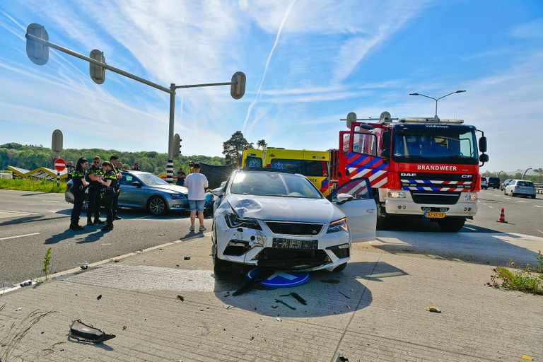 Het ging mis toen een automobilist op de Zilverbaan in Veldhoven een rood verkeerslicht negeerde (foto: Rico Vogels/SQ Vision).