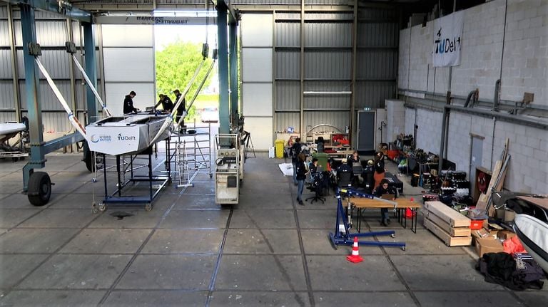 De studenten aan het werk in de loods. (foto: Raoul Cartens)