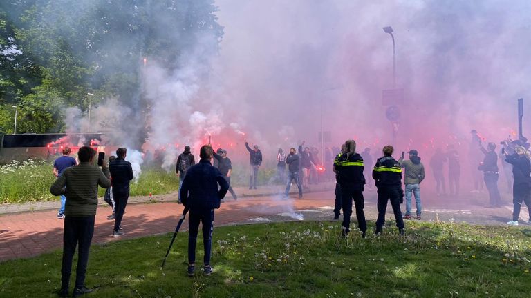 Fans steken fakkels af buiten het stadion (foto: Fabian Eijkhout).
