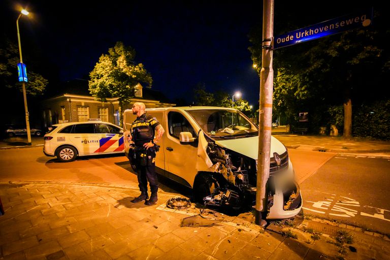 De bestelbus kwam tegen een lantaarnpaal naast  ‘t Hofke in Eindhoven tot stilstand (foto: SQ Vision).