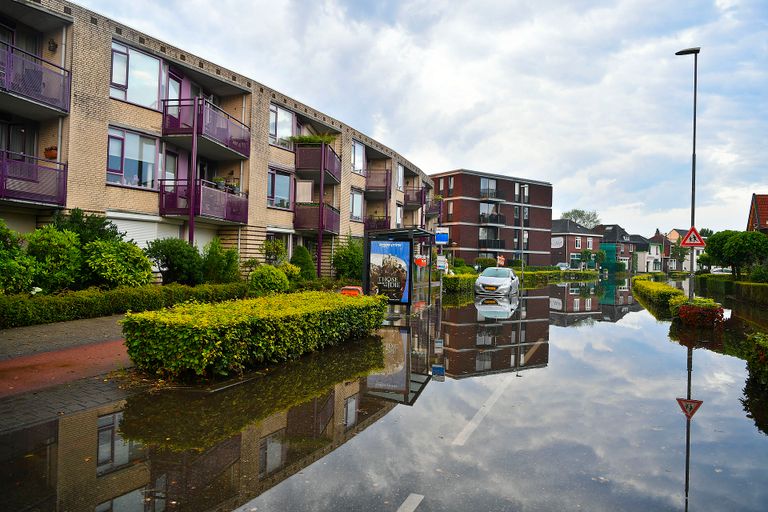 Op sommige plaatsen veranderden de wegen in een soort rivieren (foto: Rico Vogels/SQ Vision).