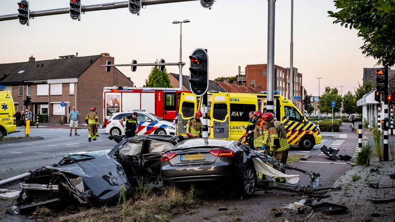 Diverse hulpdiensten werden na het ongeluk in Tilburg opgeroepen (foto: Jack Brekelmans/Q Vision).