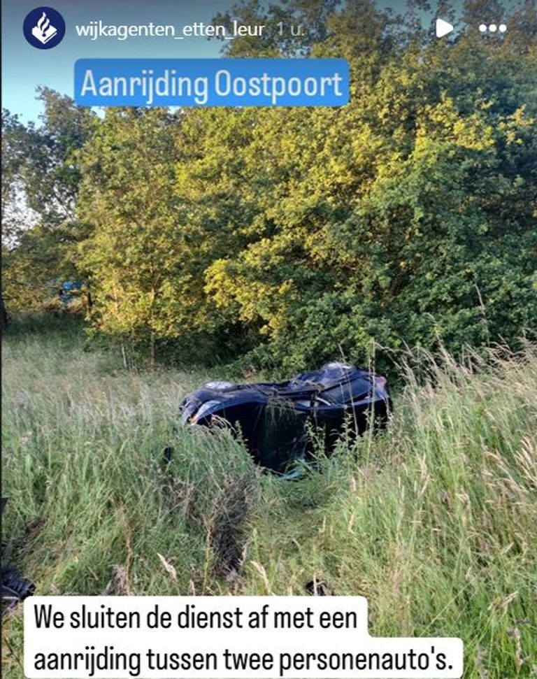 Een auto belandde na de botsing onderaan de berm naast de Oostpoort in Etten-Leur (foto: Instagram wijkagenten Etten-Leur).