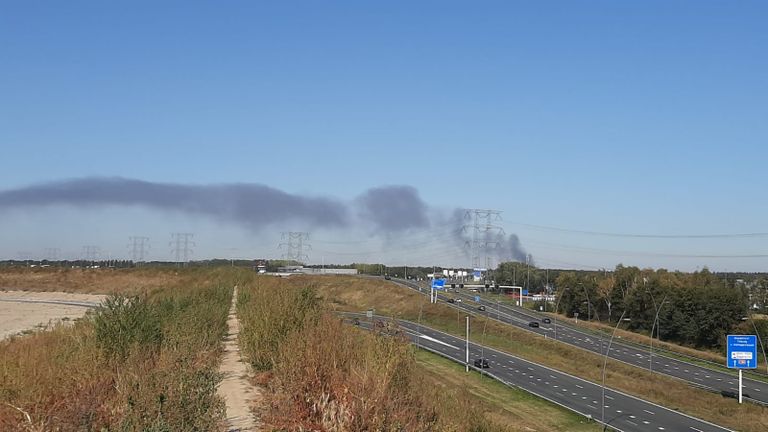 De rook is vanaf Blixembosch in Eindhoven te zien (foto: Hans Traa)
