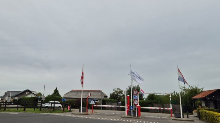 Slagbomen vormen de entree van vakantiepark De Veense Put (foto: Niek de Bruijn).