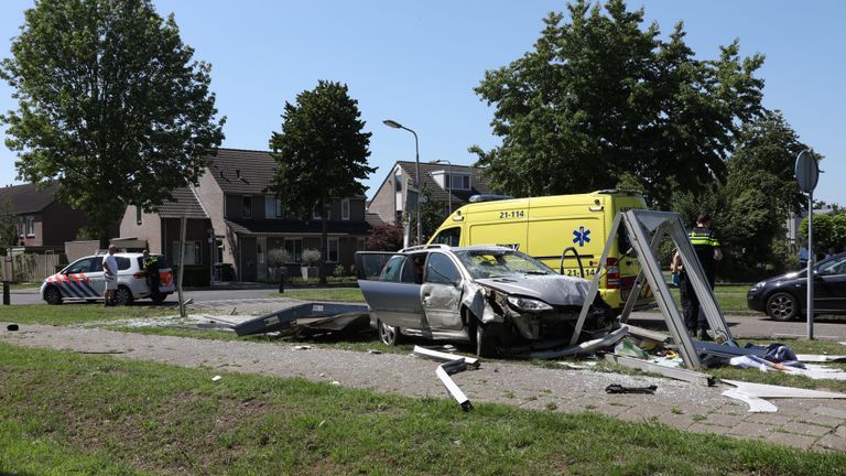 De bestuurder botste flink tegen het bushokje aan (foto: Gabor Heeres/SQ Vision).