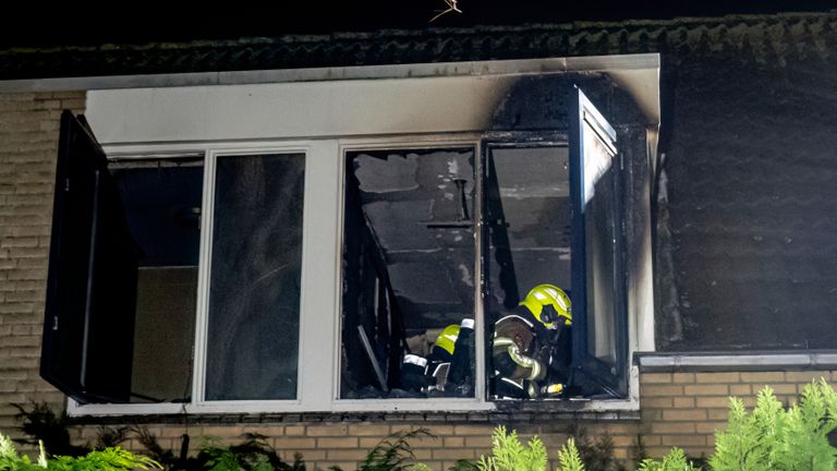 Hoe de brand aan de Elsbeemd in Oosterhout kon ontstaan, wordt onderzocht (foto: Marcel van Dorst/Eye4Images).