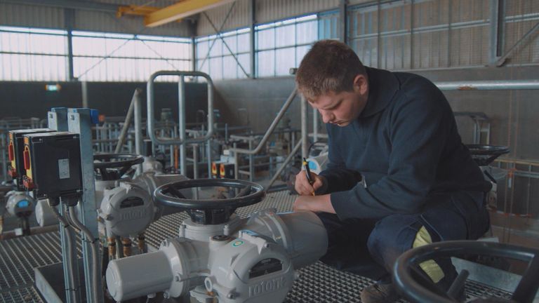 Een medewerker van DPO onderhoudt het nog altijd bestaande netwerk van brandstofleidingen.