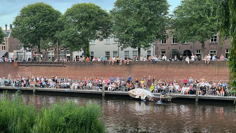 De tribunes en kades langs de Dommel zitten vol met publiek (foto: Megan Hanegraaf).