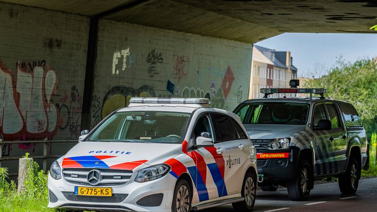 De politie en de EOD namen de vondst direct serieus (foto: Jack Brekelmans/SQ Vision Mediaprodukties).