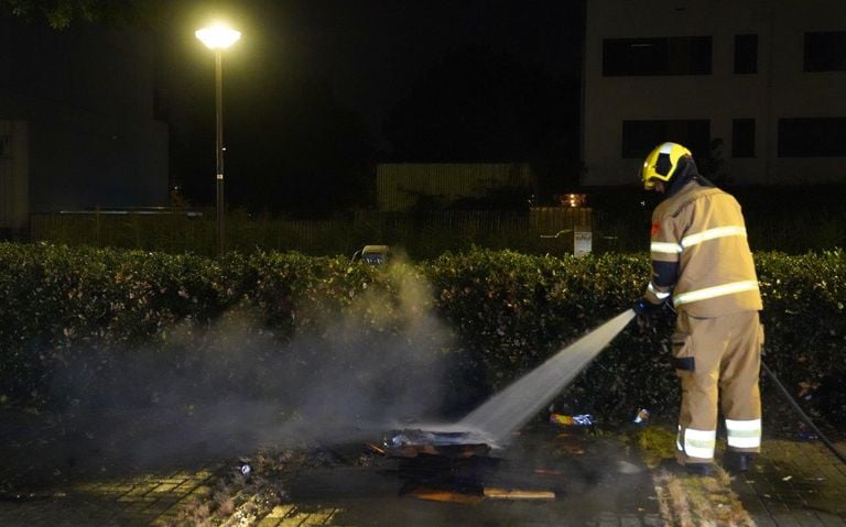 De brandweer bluste het vuur aan De Fuik in Den Bosch (foto: Bart Meesters).