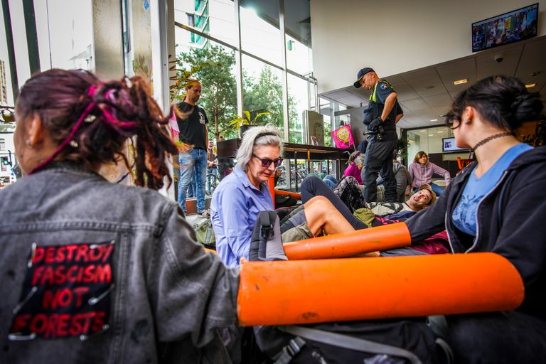 Sommige demonstranten hadden zich met buizen aan elkaar vastgeketend (foto: SQ Vision).