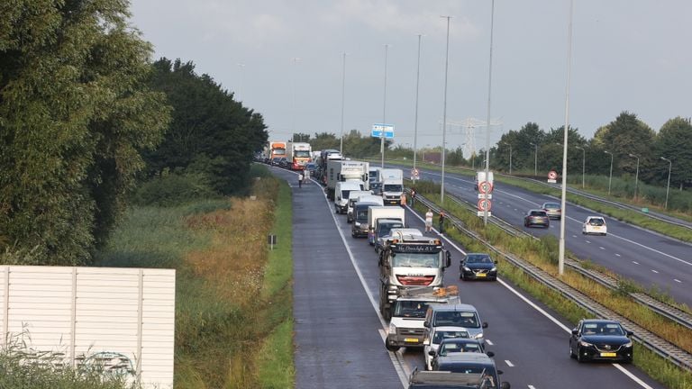 Vanwege de afsluiting van de A59 ontstond een flinke file (foto: Bart Meesters).