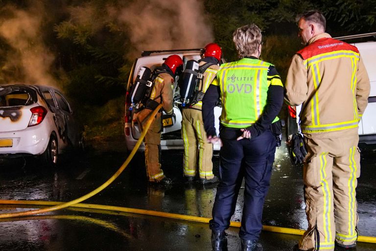 Politie en brandweer sluiten brandstichting niet uit in Helmond (foto: Harrie Grijseels/SQ Vision).