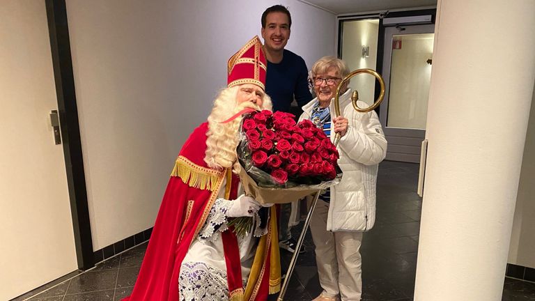 Oma Corrie samen Sinterklaas met haar kleinzoon die het televisieprogramma inschakelde. (foto: Joran Nuiten)