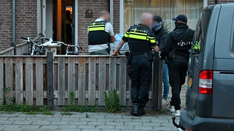 Agenten gingen dinsdag twee huizen binnen in Goirle.