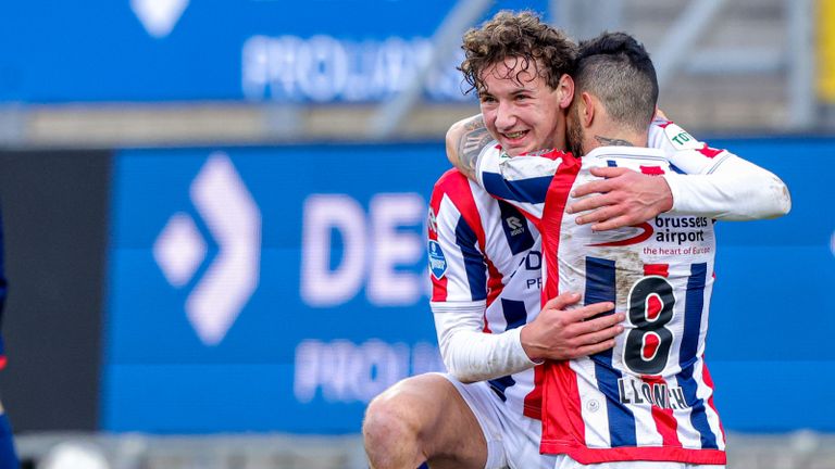 Wesley Spieringhs in een innige omhelzing met Pol Llonch (foto: OrangePictures).