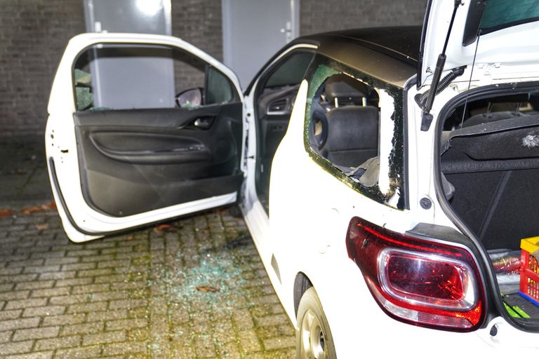 Twee ruiten werden uit de auto geblazen (foto: Gabor Heeres / SQ Vision)