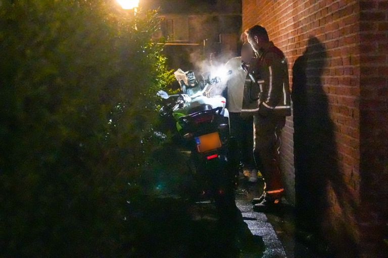 Hoe de motor in Helmond vlam kon vatten, wordt onderzocht (foto: Harrie Grijseels/SQ Vision).