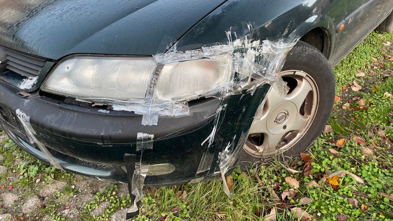 De auto in Uden raakt steeds meer beschadigd.