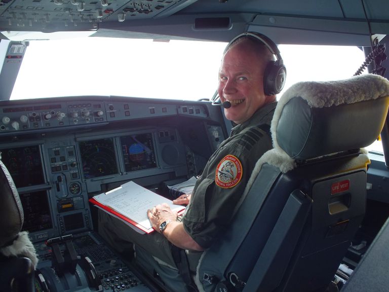 Commandant MMU kolonel Jurgen van der Biezen is in zijn nopjes met het nieuwe tankvliegtuig (foto: Rogier van Son).