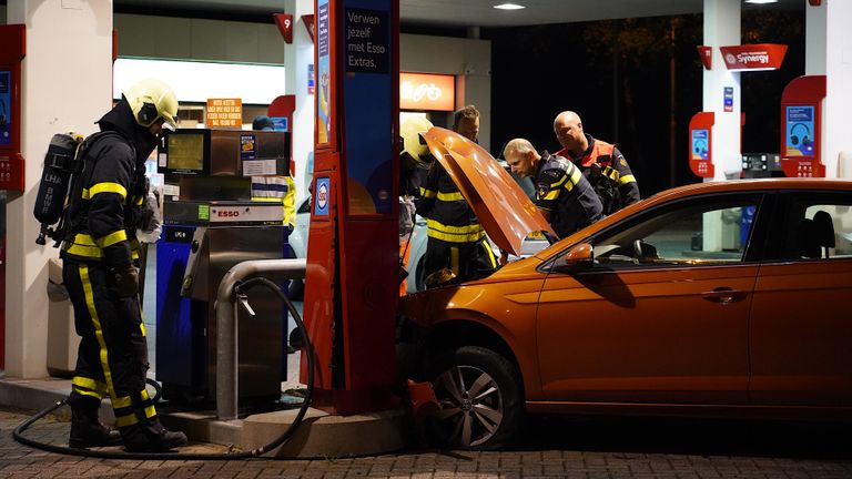 De brandweer werd opgeroepen om de situatie te controleren (foto: Jeroen Stuve/SQ Vision).