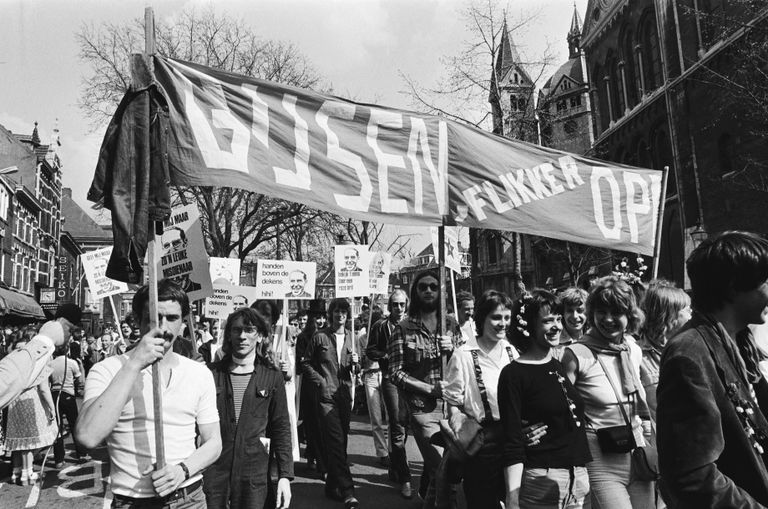 Protest tegen bisschop Gijssen in Roermond (foto: Hans van Dijk / Anefo, collectie Nationaal Archief)