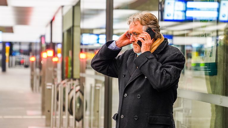 Burgemeester Jorritsma op het station in Eindhoven (foto: Sem van Rijssel / SQ Vision).