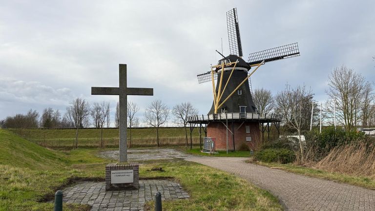 De korenmolen met monument voor de slachtoffers van de Watersnoodramp (foto: Erik Peeters).