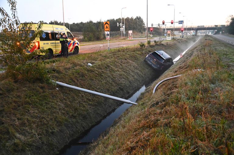 Hoe het ongeluk op de Vosdonkseweg in Sprundel kon gebeuren, wordt onderzocht (foto: Perry Roovers/SQ Vision).